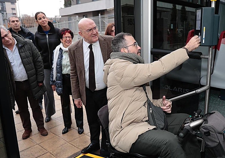 Una segunda validadora en la parte central de los buses permitirá picar a las personas en silla de ruedas